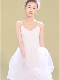 Dance beauty star Wu Jinyan halter skirt breast body art photo(3)